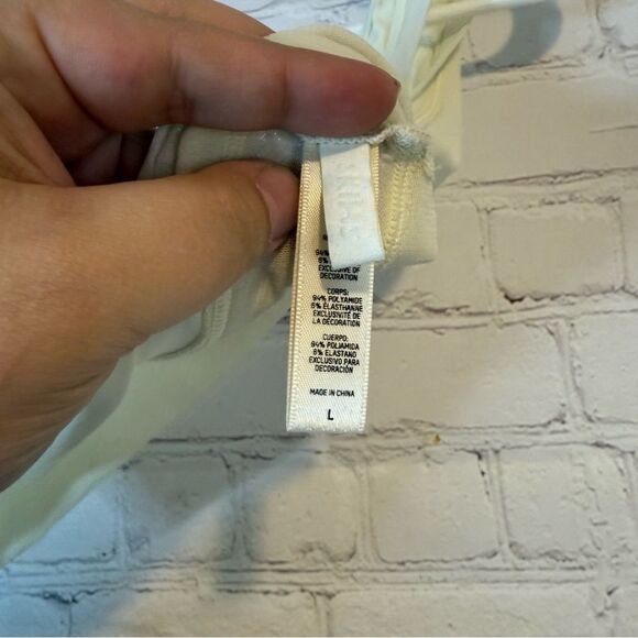 SKIMS Outdoor Mesh Bra size large bones - Picture 3 of 4